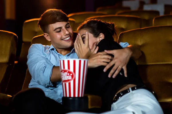 两个高加索人在电影院看了一部恐怖片 女人闭上了眼睛 把脸从银幕上移开 — 图库照片