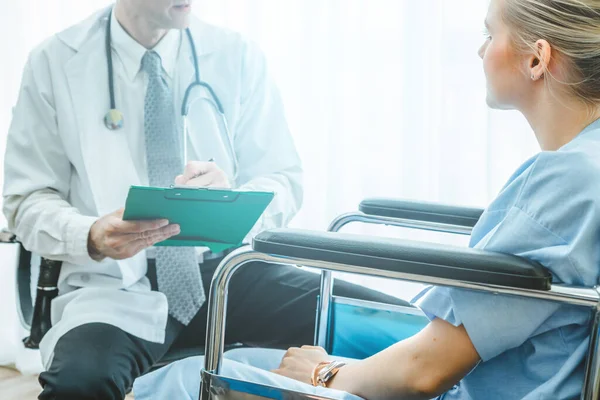 Médico Uniforme Profesional Examinando Paciente Hospital Clínica Médica Concepto Servicio — Foto de Stock