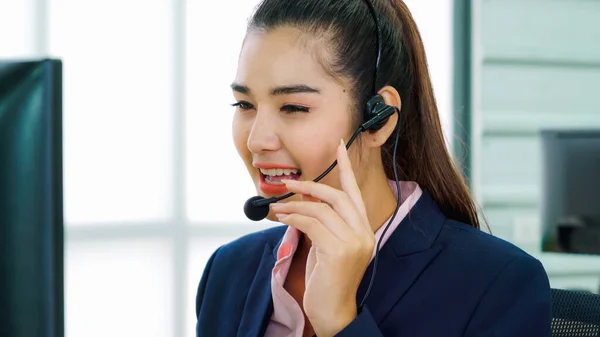 Gente Negocios Que Usa Auriculares Trabajando Oficina Para Apoyar Clientes — Foto de Stock