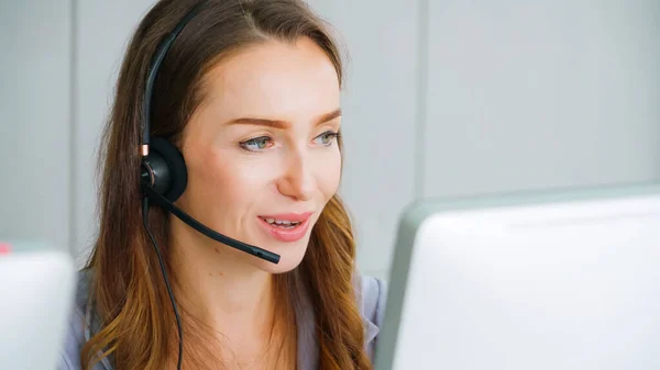 Geschäftsleute Mit Headset Arbeiten Büro Entfernte Kunden Oder Kollegen Unterstützen — Stockfoto