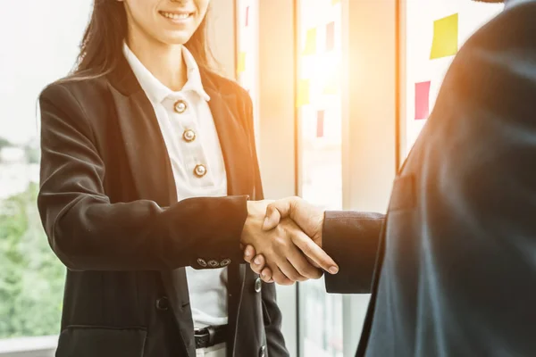 Handshake Pessoas Negócios Escritório Corporativo Mostrando Acordo Profissional Contrato Negócio — Fotografia de Stock