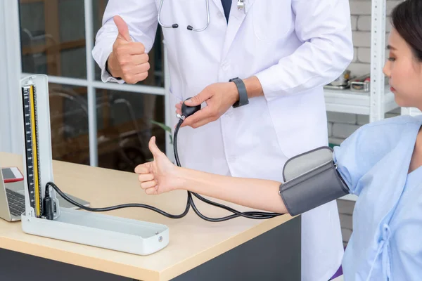 Doctor Professionele Uniform Onderzoeken Patiënt Het Ziekenhuis Medische Kliniek Concept — Stockfoto