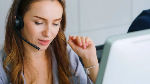 Pessoas Negócios Usando Headset Trabalhando Escritório Para Apoiar Cliente Remoto — Fotografia de Stock