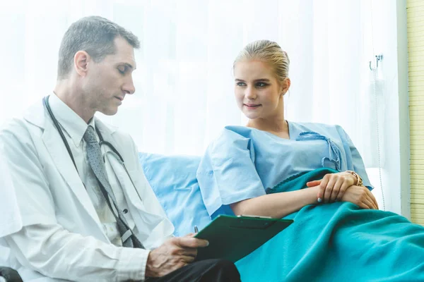 Doutor Uniforme Profissional Examinando Paciente Hospital Clínica Médica Conceito Serviço — Fotografia de Stock