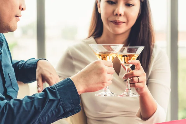 Feliz Pareja Romántica Almorzando Restaurante Celebración Del Aniversario Pareja Estilo — Foto de Stock