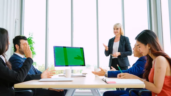 Les Gens Affaires Dans Salle Conférence Avec Écran Vert Chroma — Photo