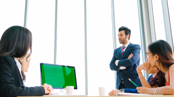 Les Gens Affaires Dans Salle Conférence Avec Écran Vert Chroma — Photo