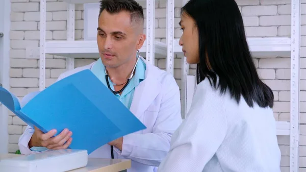 Doctor Professionele Uniform Onderzoeken Patiënt Het Ziekenhuis Medische Kliniek Concept — Stockfoto