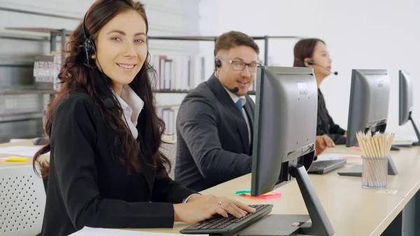 Geschäftsleute Mit Headset Arbeiten Büro Entfernte Kunden Oder Kollegen Unterstützen — Stockfoto