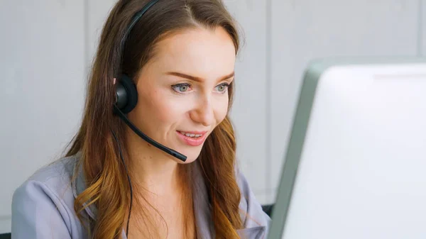 Geschäftsleute Mit Headset Arbeiten Büro Entfernte Kunden Oder Kollegen Unterstützen — Stockfoto