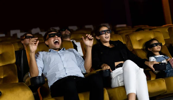 사람들이 영화를 보면서 안경을 영화를 봅니다 — 스톡 사진