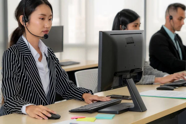 Geschäftsleute Mit Headset Arbeiten Büro Entfernte Kunden Oder Kollegen Unterstützen — Stockfoto