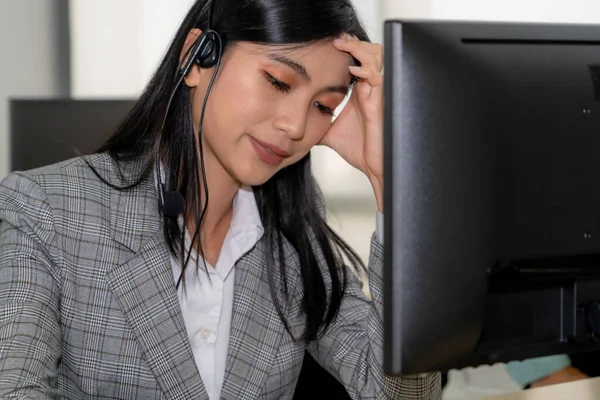 Affärsmän Som Bär Headset Känner Sig Olyckliga När Arbetar Kontoret — Stockfoto