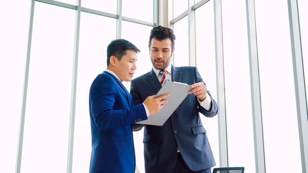 Dos Empresarios Hablan Estrategia Del Proyecto Sala Reuniones Oficina Empresario — Foto de Stock