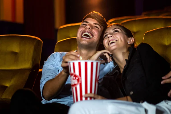 映画館で映画を見ている人たち グループレクリエーション活動とエンターテイメントのコンセプト — ストック写真