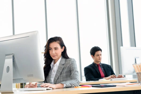 Gente Negocios Trabajando Mesa Moderna Sala Oficina Mientras Analizan Informe — Foto de Stock