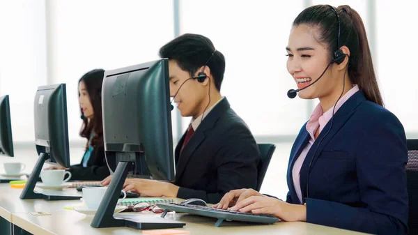 Geschäftsleute Mit Headset Arbeiten Büro Entfernte Kunden Oder Kollegen Unterstützen — Stockfoto