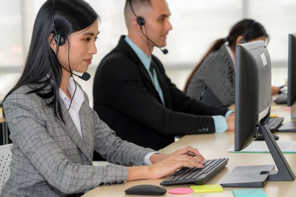 Affärsmän Som Bär Headset Arbetar Kontoret För Att Stödja Fjärrkund — Stockfoto