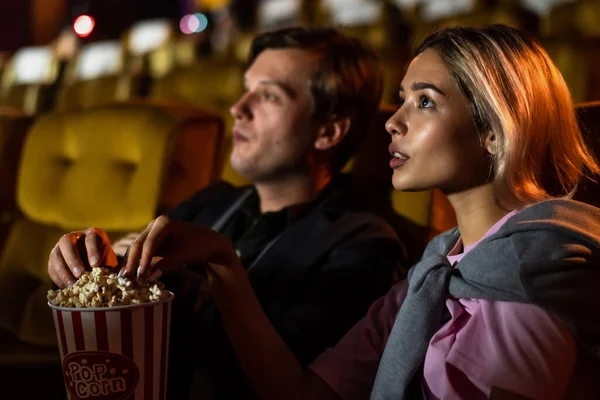 Kaukasischer Liebhaber Genießt Film Sehen Und Popcorn Zusammen Kino Essen — Stockfoto