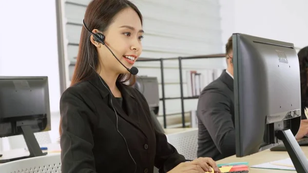 Des Gens Affaires Portant Casque Qui Travaillent Bureau Pour Soutenir — Photo