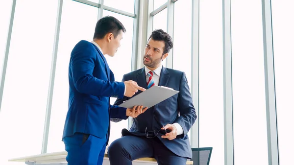 Zwei Geschäftsleute Sprechen Besprechungsraum Des Büros Über Die Projektstrategie Geschäftsmann — Stockfoto