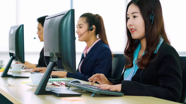 Geschäftsleute Mit Headset Arbeiten Büro Entfernte Kunden Oder Kollegen Unterstützen — Stockfoto