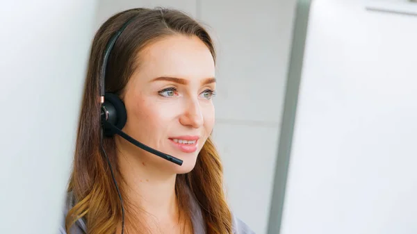 Geschäftsleute Mit Headset Arbeiten Büro Entfernte Kunden Oder Kollegen Unterstützen — Stockfoto