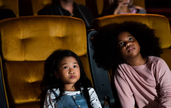 Dos Niños Africanos Asiáticos Divierten Disfrutan Viendo Películas Cine — Foto de Stock