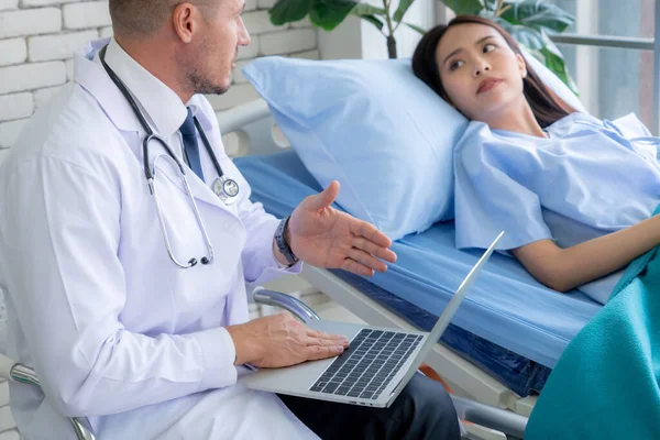 Medico Uniforme Professionale Che Esamina Paziente Ospedale Clinica Medica Concetto — Foto Stock