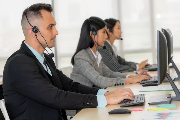 Biznesmeni Noszący Słuchawki Pracujący Biurze Wspierający Zdalnego Klienta Lub Kolegę — Zdjęcie stockowe