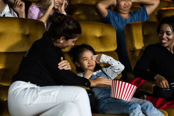 Garotas Choravam Alto Cinema Causando Aborrecimento Pessoas Sentadas Lado Atrás — Fotografia de Stock
