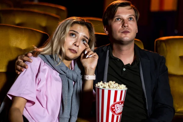 Caucasiano Homem Mulher Assistindo Filme Triste Sua Namorada Chorando — Fotografia de Stock