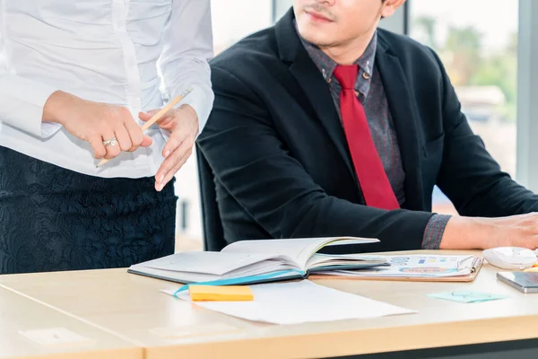 Due Uomini Affari Parlano Strategia Progettuale Nella Sala Riunioni Dell — Foto Stock