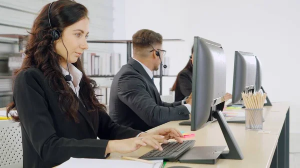 Gente Negocios Que Usa Auriculares Trabajando Oficina Para Apoyar Clientes —  Fotos de Stock