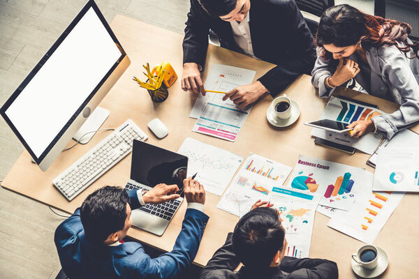 Собрание группы деловых людей, снятое сверху в офисе. Профессия деловые женщины, бизнесмены и офисные работники, работающие в команде конференции с документом планирования проектов на столе заседаний .