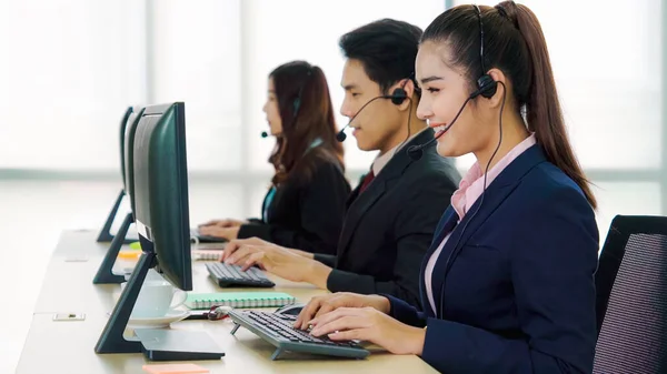 Geschäftsleute Mit Headset Arbeiten Büro Entfernte Kunden Oder Kollegen Unterstützen — Stockfoto