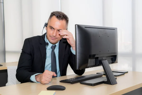 Zakenmensen Met Een Headset Voelen Zich Ongelukkig Kantoor Werken Negatief — Stockfoto