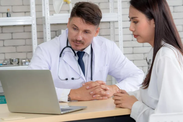 Médico Uniforme Profesional Examinando Paciente Hospital Clínica Médica Concepto Servicio — Foto de Stock