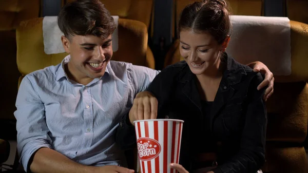 Mężczyźni Kobiety Jedzą Rzucanie Popcornem Było Zabawne Ich Usta Teatrze — Zdjęcie stockowe