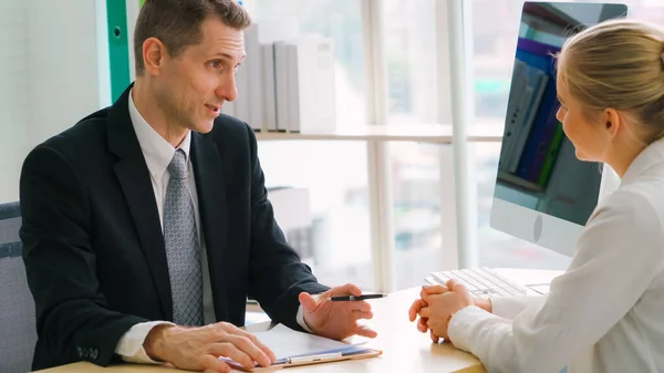 Werkzoekende Sollicitatiegesprek Met Manager Interviewer Kantoor Jonge Geïnterviewde Zoek Naar — Stockfoto