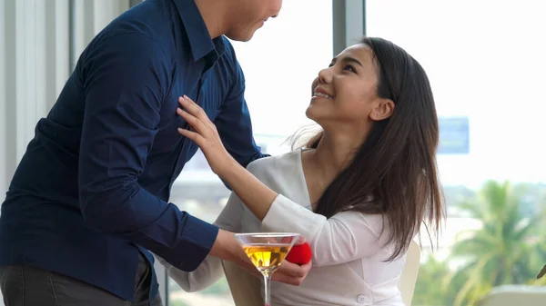 Glückliches Romantisches Paar Beim Mittagessen Restaurant Ehejubiläum Und Lebensstil — Stockfoto