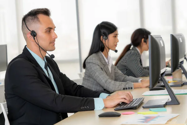 Gente Negocios Que Usa Auriculares Trabajando Oficina Para Apoyar Clientes —  Fotos de Stock