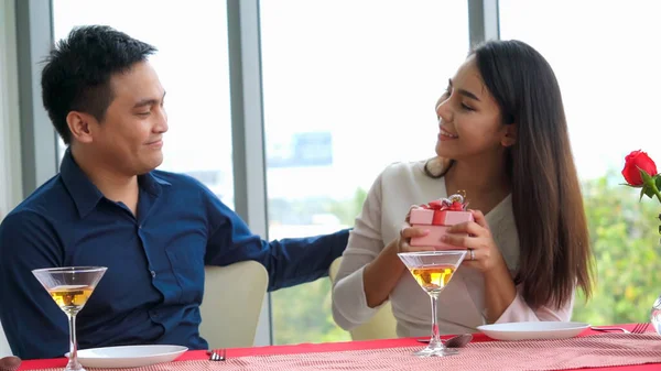 Romantisches Paar Beschenkt Liebhaber Restaurant Lebensstil Glücklicher Paare — Stockfoto