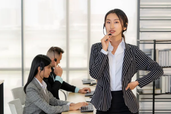 Zakenmensen Met Een Headset Die Kantoor Werken Klanten Collega Afstand — Stockfoto