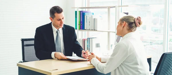 Werkzoekende Sollicitatiegesprek Met Manager Interviewer Kantoor Jonge Geïnterviewde Zoek Naar — Stockfoto