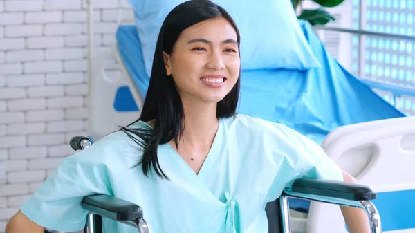 Jovem Mulher Asiática Feliz Cadeira Rodas Uma Enfermaria Hospital Conceito — Fotografia de Stock