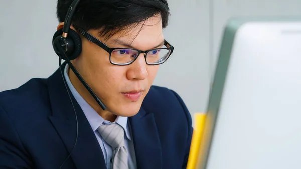 Gente Negocios Que Usa Auriculares Trabajando Oficina Para Apoyar Clientes —  Fotos de Stock