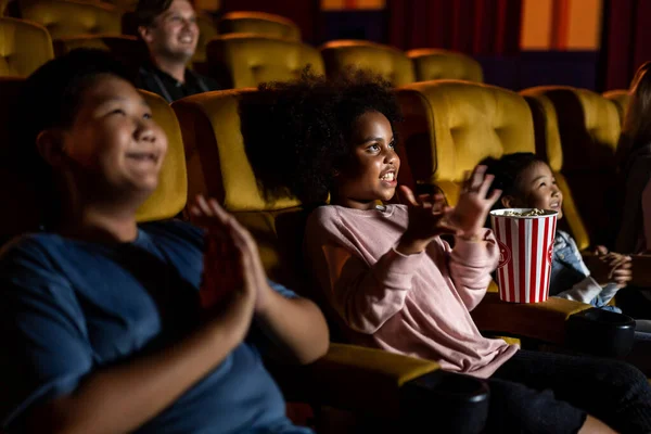 Gente Guarda Film Cinema Attività Ricreative Gruppo Concetto Intrattenimento — Foto Stock