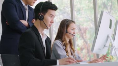 Ofiste çalışan kulaklık takan iş adamları.