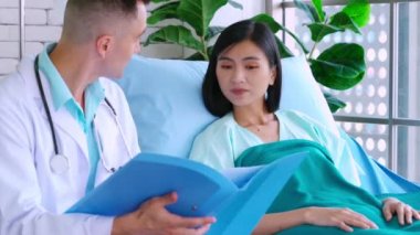 Profesyonel üniformalı doktor hastanedeki hastayı muayene ediyor.